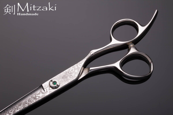 6.5 Zoll . Mitzaki-Nagoro650-ERGO ,für alle Schnitttechniken geeignet, incl.Zubehör & Etui, florales eingraviertes Blütenmuster, ein Traum von Schere, grüner Jadestein als Einstellschraube